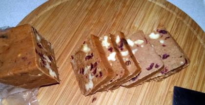 6、 取出冷冻变硬的饼干面团，切成0.5CM厚的饼干片；