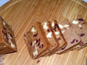 6、 取出冷冻变硬的饼干面团，切成0.5CM厚的饼干片；