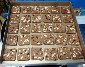 7、放入烤盘； 烤箱预热160度，中层，烤25分钟； 温度及时间请根据自家烤箱灵活掌握，我的只做参考。把握不准的，最好低温烘焙，以免烤糊。当闻到浓浓的核桃香味时，在烤个七~十分钟也就熟了。