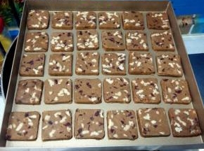 7、放入烤盘； 烤箱预热160度，中层，烤25分钟； 温度及时间请根据自家烤箱灵活掌握，我的只做参考。把握不准的，最好低温烘焙，以免烤糊。当闻到浓浓的核桃香味时，在烤个七~十分钟也就熟了。