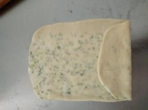 把面片的一端往里折起1/4