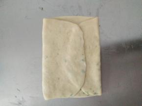 余下的向里折起，两头对接