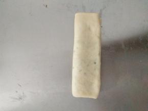 将面块对折，完成第一次四折