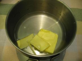 将黄油、水和盐混合中火加热至沸腾