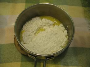 过筛好的低粉倒入黄油和水的混合液中