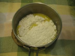 过筛好的低粉倒入黄油和水的混合液中