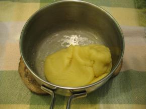 快速搅拌均匀，再将锅放回炉子上，用小火加热，并不断搅拌，直至锅底出现薄膜