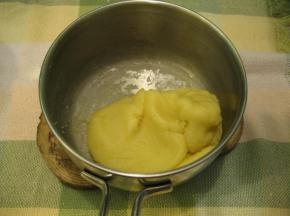 快速搅拌均匀，再将锅放回炉子上，用小火加热，并不断搅拌，直至锅底出现薄膜