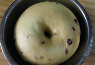 3、面团继续揉至完成阶段（能抻出大片结实的薄膜，戳个洞，洞口呈光滑状）