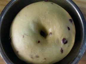 3、面团继续揉至完成阶段（能抻出大片结实的薄膜，戳个洞，洞口呈光滑状）