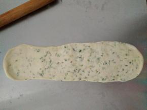 再次将松驰好的面块擀成长方形