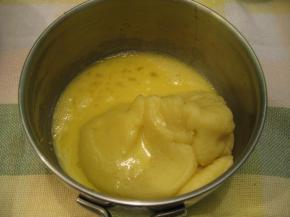 倒入一半蛋液，用切拌的方式把面团切成若干小块