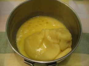 倒入一半蛋液，用切拌的方式把面团切成若干小块