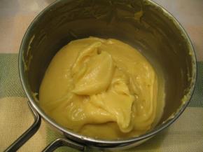 继续少量的添加蛋液，调整湿度，一直到舀起面糊可以缓缓流下，形成倒三角的形状