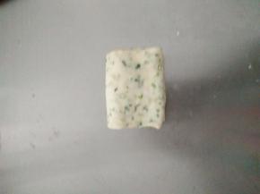 重复11和12动作，完成第二次四折，盖上保鲜膜松弛10分钟