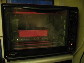 烤箱预热，上下火中层，先用220度烤8分钟，8分钟后面糊充分膨胀起来，再转180度烤20分钟