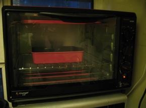 烤箱预热，上下火中层，先用220度烤8分钟，8分钟后面糊充分膨胀起来，再转180度烤20分钟