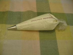 将奶油和白糖倒入打蛋盆里打发，将打发好的奶油装入裱花袋