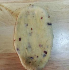 4、取出发酵好的面团，排气，分割三等份。滚圆后松驰15分钟。然后取一面团，擀成牛舌状。