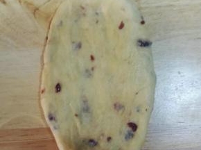 4、取出发酵好的面团，排气，分割三等份。滚圆后松驰15分钟。然后取一面团，擀成牛舌状。