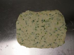 松驰好的面块擀成厚约2毫米的正方形