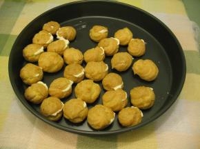 在每个泡芙坯的上面三分之一处用切划开个口子，挤入泡芙里面就完成