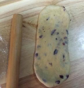 6、将面团擀长，排出面团中的气泡；