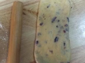 6、将面团擀长，排出面团中的气泡；