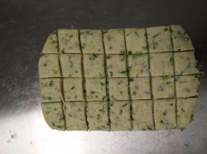 用牙签在饼干坯上戳些小洞