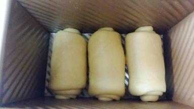 8、放入吐司模中；