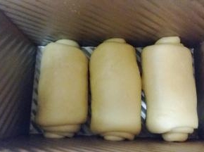 8、放入吐司模中；