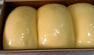 9. 刷蛋液，盖保鲜膜，放温暖处发酵至满膜。