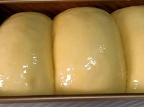 9. 刷蛋液，盖保鲜膜，放温暖处发酵至满膜。