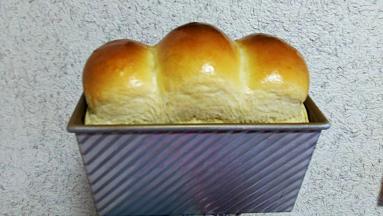 10、烤箱预热180度，底层，烤35分钟。面包上色后，及时加盖锡纸。烤好后，立即取出，放烤网晾凉，装袋。