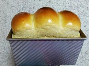 10、烤箱预热180度，底层，烤35分钟。面包上色后，及时加盖锡纸。烤好后，立即取出，放烤网晾凉，装袋。