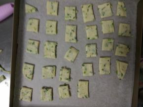 将做好的饼干坯排入烤盘，烤箱预热，175度烤15分钟。