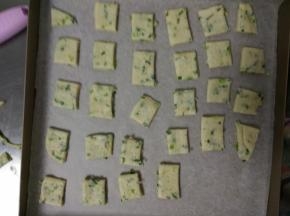 将做好的饼干坯排入烤盘，烤箱预热，175度烤15分钟。