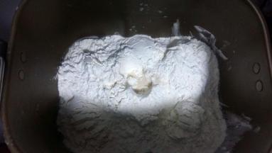 1. 按以下顺序，依次将老面（撕成小块）+牛奶+清水+白糖+盐+面包粉放面包机里，在面包粉上戳个洞，把酵母放上面；