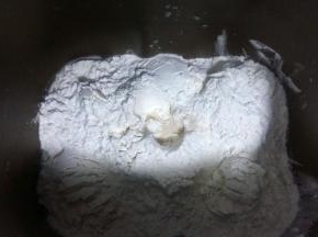 1. 按以下顺序，依次将老面（撕成小块）+牛奶+清水+白糖+盐+面包粉放面包机里，在面包粉上戳个洞，把酵母放上面；