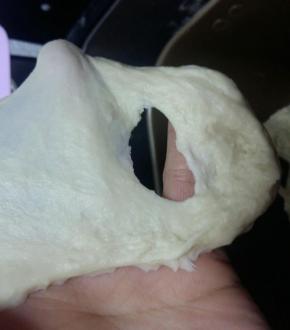 3. 继续揉至能抻出坚韧的透明的薄膜，也就是揉面的完成阶段。