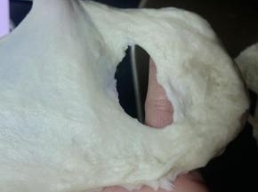 3. 继续揉至能抻出坚韧的透明的薄膜，也就是揉面的完成阶段。