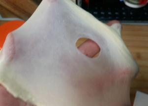 2. 启动面包机揉面程序，将面团揉至扩展阶段，放入软化的黄油；面包机揉面需开盖，防止温度过高。