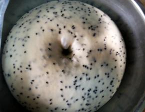 5. 面团发酵至原体积两倍大，用手在面团上戳个洞，洞口不回缩表示发酵完成。