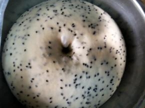 5. 面团发酵至原体积两倍大，用手在面团上戳个洞，洞口不回缩表示发酵完成。