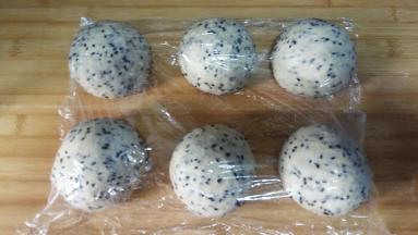 6. 将面团排气，分割六等份，分别揉圆，盖保鲜膜松弛15~30分钟； 天凉，面团可松驰时间长些，否则后面不好擀开