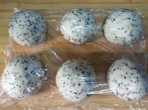 6. 将面团排气，分割六等份，分别揉圆，盖保鲜膜松弛15~30分钟； 天凉，面团可松驰时间长些，否则后面不好擀开