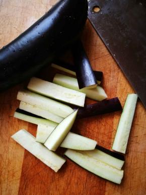 紫长条茄子洗净，切成细长条，不要太细，如图