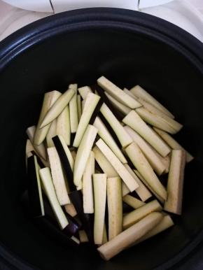 切好后，放入电饭煲，电饭煲不要加热，不要给油，我用的智能电饭煲，按下快煮键，好了，不用管了。