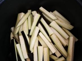 切好后，放入电饭煲，电饭煲不要加热，不要给油，我用的智能电饭煲，按下快煮键，好了，不用管了。
