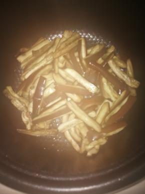 电饭煲提示跳了后，打开，翻一下，把下面的茄子翻上来，上面的茄子翻下去，然后，再次按下快煮，不用管了。打开电饭煲有蒸汽，拍出来雾蒙蒙的